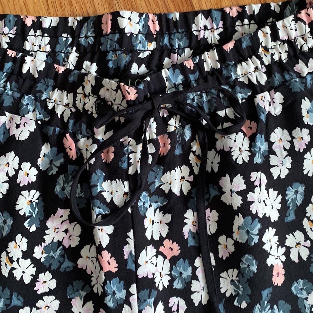 LOFT petite fluid, wide leg crop pants with functional pockets and drawstring - Picture 5 of 7
